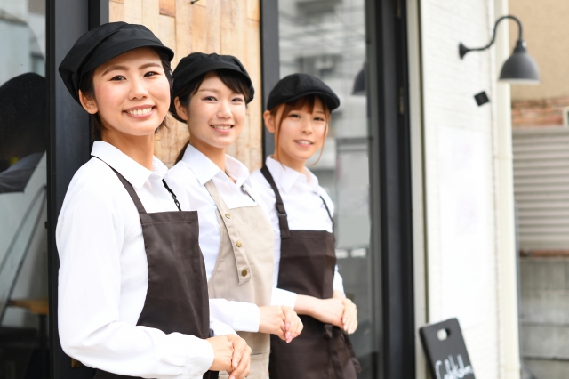 笑顔の接客スタッフ