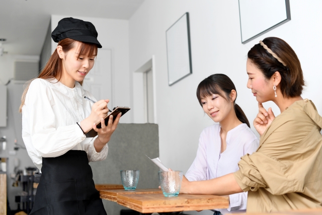 接客中のスタッフ