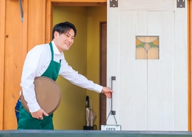 飲食店の男性スタッフ