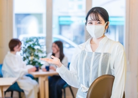 カフェの接客スタッフ